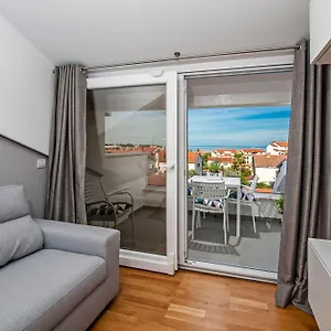 https://apartment-lili-porec-52440-2.in-istria.net